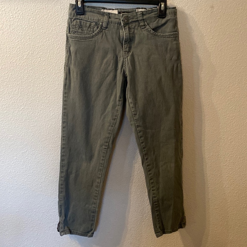 Supplies green skinny jeans with elastic waist size 6